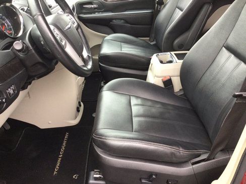 Used 2015 Chrysler Town & Country Touring w/ Driver Convenience Group FWD image 18