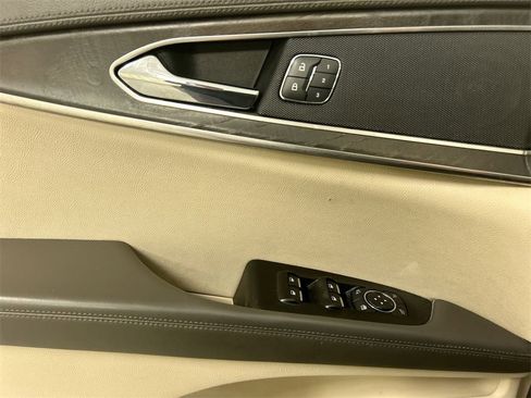 Used 2019 Lincoln Nautilus Select image 11