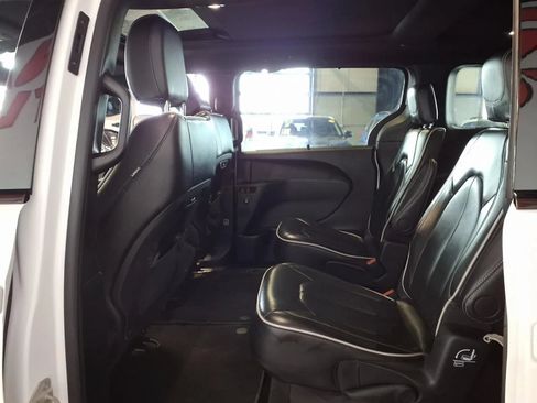 Used 2024 Chrysler Pacifica Limited w/ S Appearance Package FWD image 15