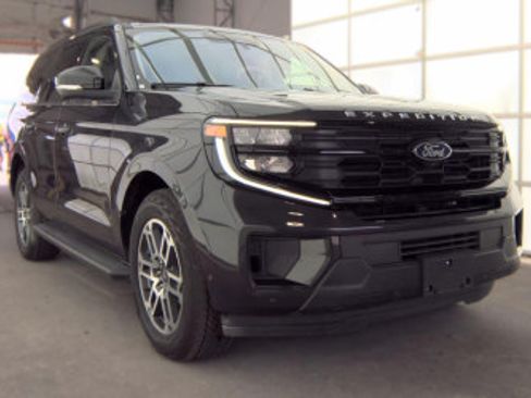 Used 2025 Ford Expedition Active AWD/4WD image 8