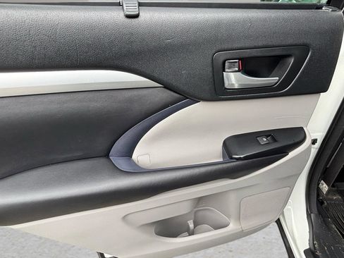 Used 2018 Toyota Highlander XLE AWD/4WD image 17