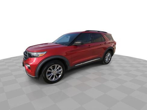 Used 2020 Ford Explorer XLT w/ Equipment Group 202A AWD/4WD image 4