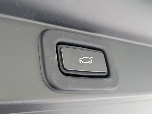 Used 2023 Land Rover Range Rover SE image 12