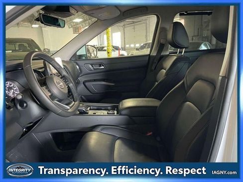 Used 2025 Nissan Pathfinder SL AWD/4WD image 17
