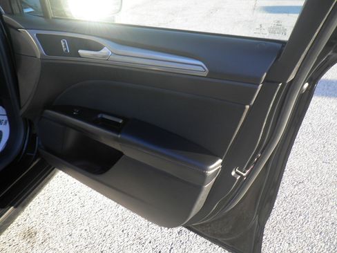 Used 2017 Ford Fusion SE image 26