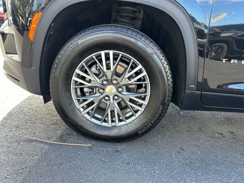 Used 2025 Chevrolet Traverse LT image 9