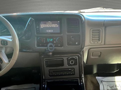Used 2005 GMC Yukon Denali AWD/4WD image 9