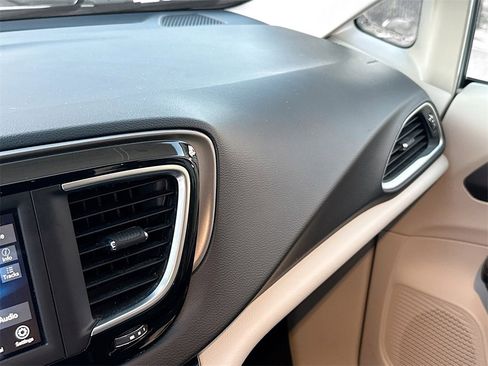 Used 2020 Chrysler Pacifica Touring-L image 21