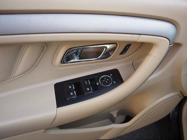 Used 2016 Ford Taurus SE FWD image 8