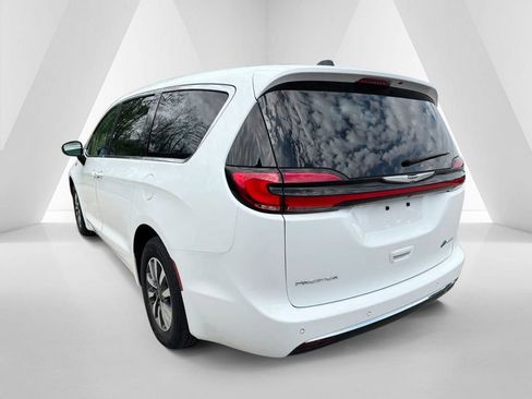 Used 2024 Chrysler Pacifica Limited FWD image 5