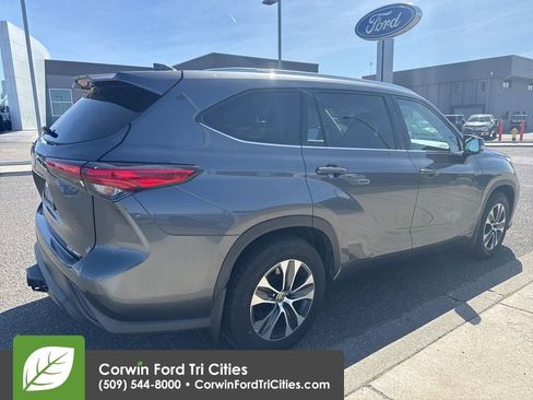 Used 2020 Toyota Highlander XLE image 12