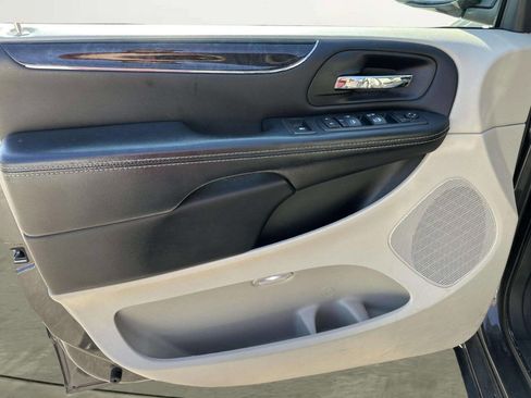 Used 2016 Chrysler Town & Country Touring-L FWD image 11