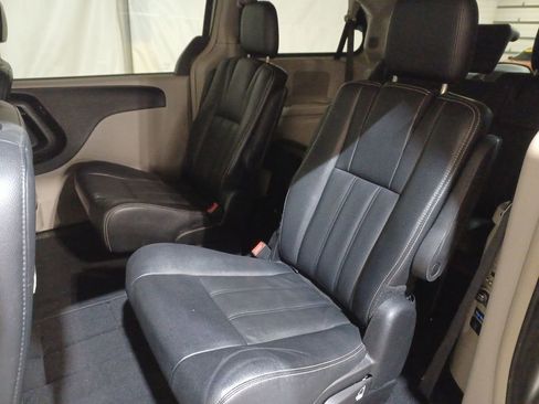 Used 2016 Chrysler Town & Country Touring image 23