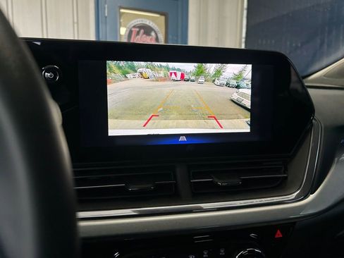 Used 2025 Chevrolet Trax LT w/ LT Convenience Package image 19