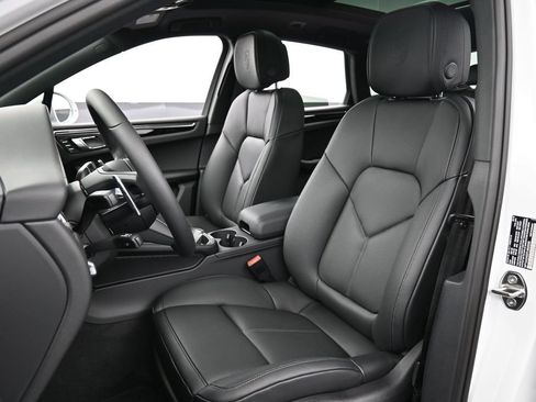 Certified 2026 Porsche Macan AWD/4WD image 5