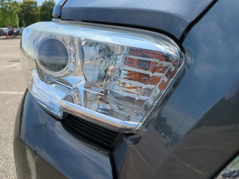 Used 2021 Toyota Tacoma SR5 RWD image 10