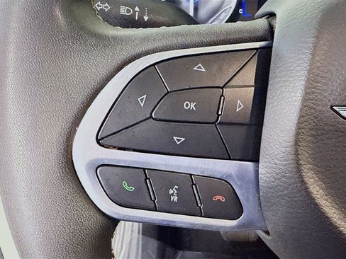 Used 2023 Chrysler Voyager LX image 14