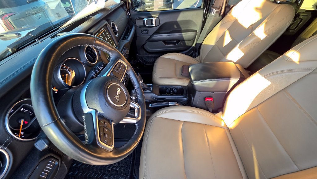 Used 2018 Jeep Wrangler Unlimited Sahara w/ Uconnect 4C Nav & Sound Group AWD/4WD image 12