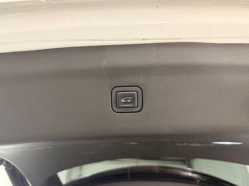 Used 2019 Buick Enclave Essence w/ LPO, Sport Appearance Package FWD image 9