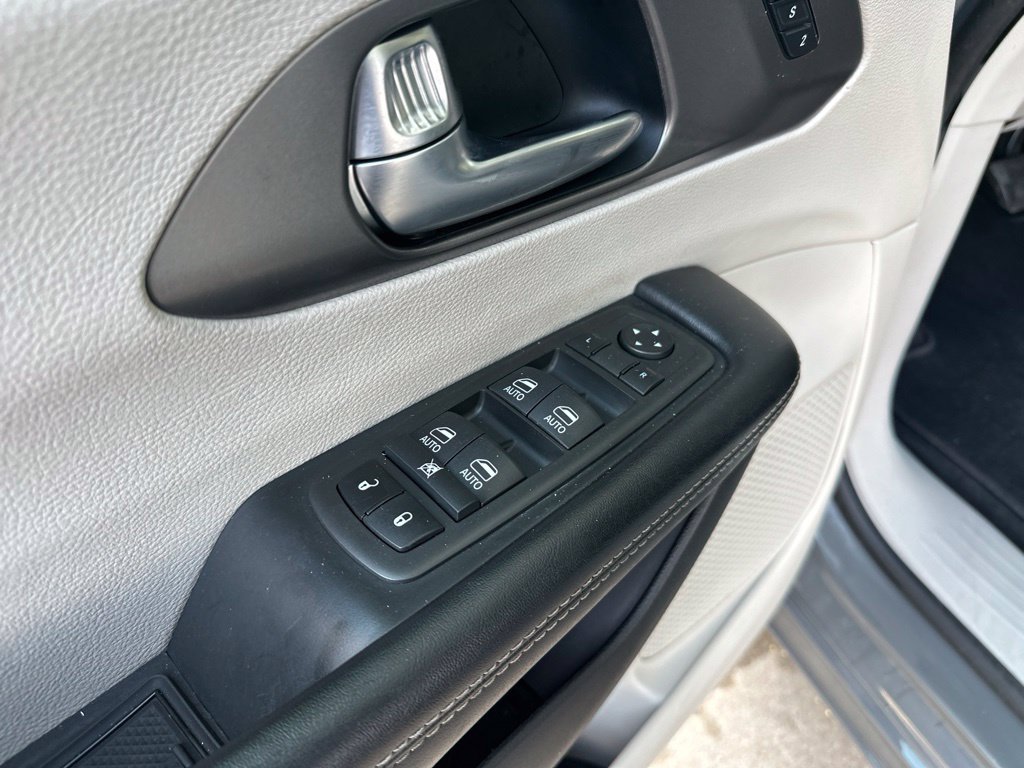 Used 2022 Chrysler Pacifica Touring-L w/ Uconnect Theater Family Group FWD image 19