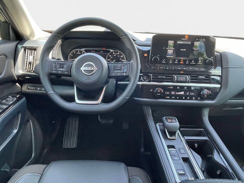 Used 2025 Nissan Pathfinder SL FWD image 15