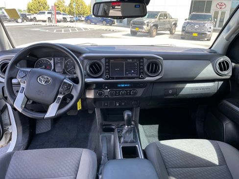 Used 2022 Toyota Tacoma SR5 AWD/4WD image 11