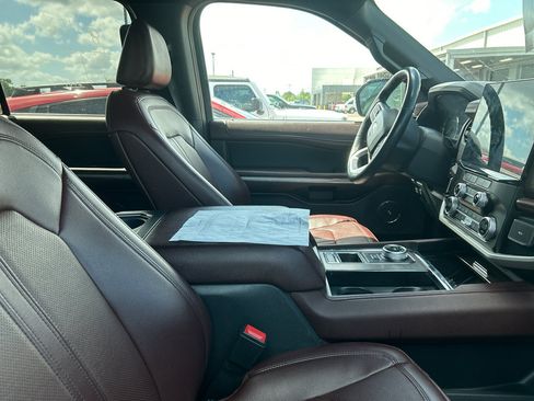 Used 2024 Ford Expedition Limited RWD image 3