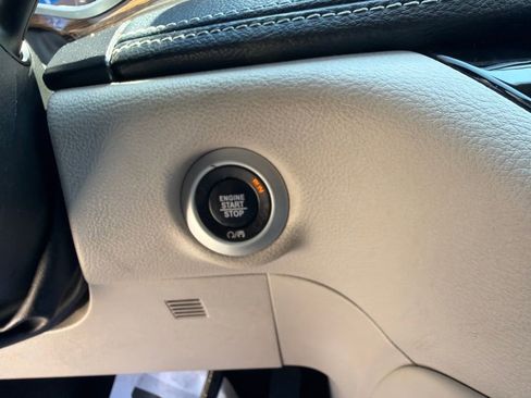 Used 2023 Chrysler Pacifica Limited FWD image 30
