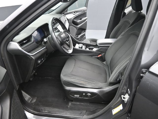 Used 2024 Jeep Grand Cherokee Laredo AWD/4WD image 9
