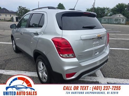 Used 2019 Chevrolet Trax LT w/ LT Convenience Package FWD image 3