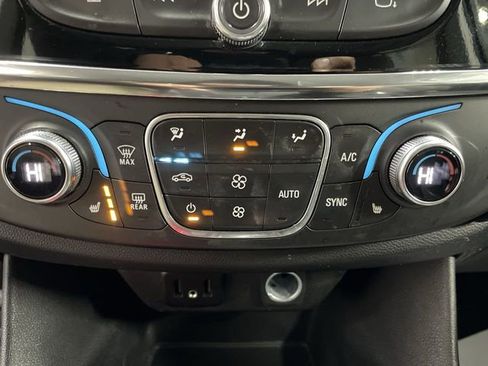 Used 2020 Chevrolet Traverse LT image 19