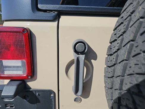 Used 2016 Jeep Wrangler Unlimited Sahara image 19