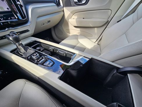 Used 2020 Volvo XC60 T6 Momentum image 40