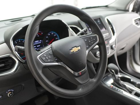 Used 2022 Chevrolet Equinox LS FWD image 9