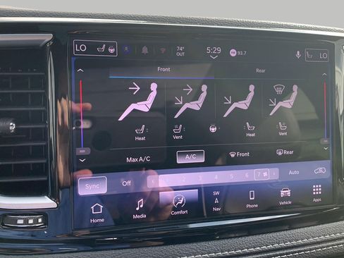 Used 2025 Chrysler Pacifica Limited AWD/4WD image 18