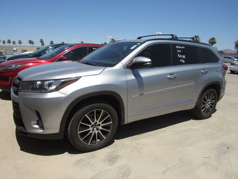 Used 2017 Toyota Highlander SE w/ Carpet Mat Package FWD image 1