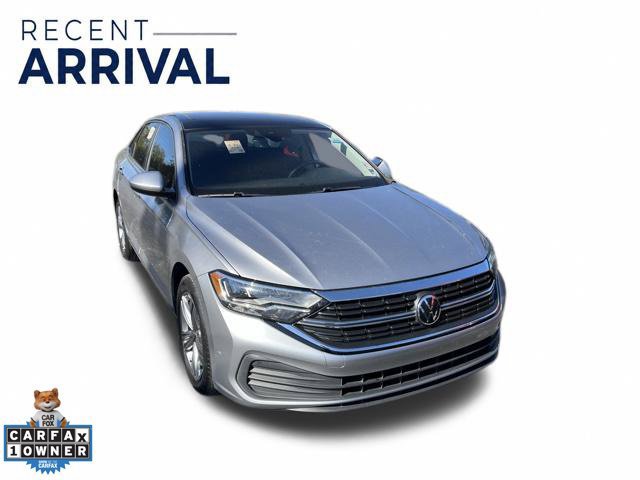 Used 2024 Volkswagen Jetta SE FWD image 2