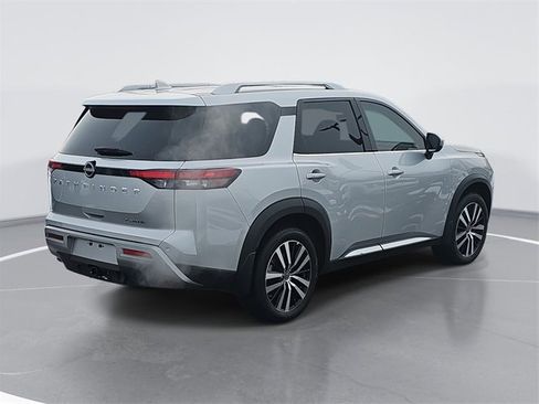 Used 2025 Nissan Pathfinder Platinum image 3