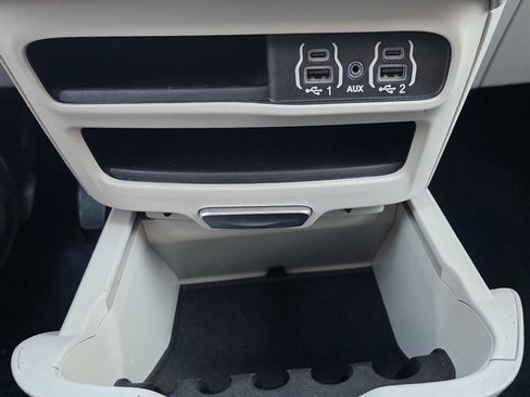 Used 2022 Chrysler Voyager LX image 24