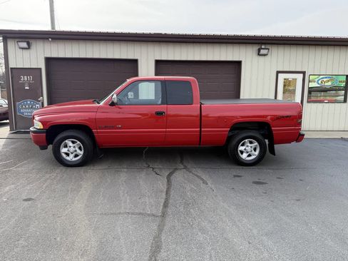 Used 1997 Dodge Ram 1500 Truck 2WD Club Cab image 2