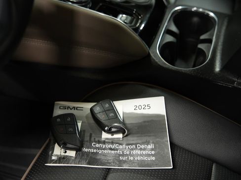 Used 2025 GMC Canyon Denali image 20