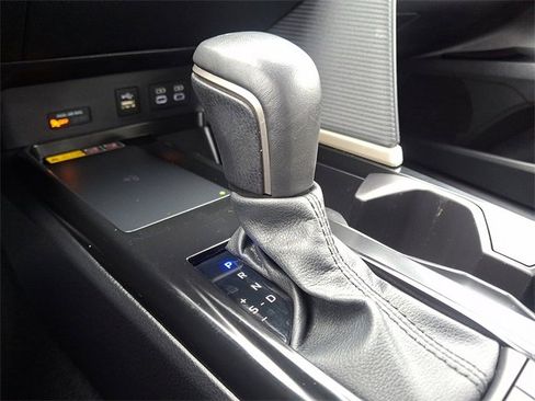 Used 2025 Toyota Camry SE image 13