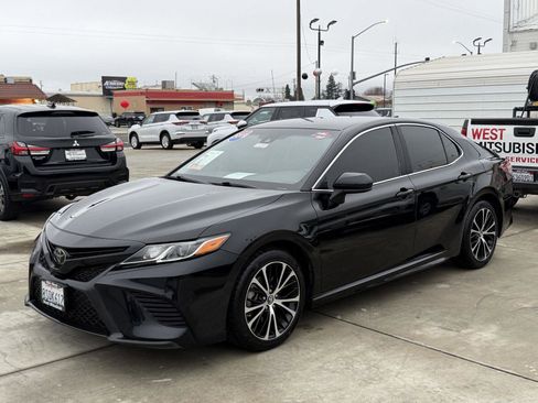 Used 2019 Toyota Camry SE image 1