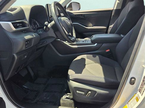Used 2023 Toyota Highlander LE AWD/4WD image 7