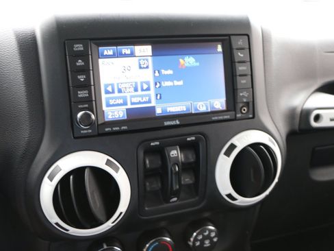 Used 2014 Jeep Wrangler Unlimited Sahara AWD/4WD image 18