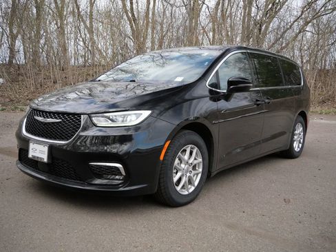 Used 2025 Chrysler Pacifica Select FWD image 3