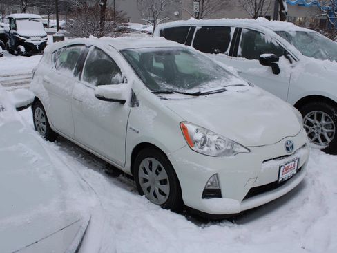 Used 2014 Toyota Prius C One image 3