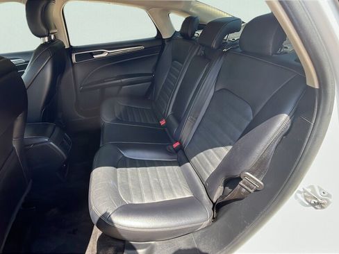 Used 2018 Ford Fusion SE w/ Fusion SE Technology Package FWD image 16