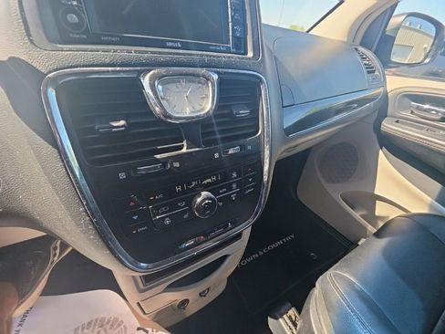 Used 2016 Chrysler Town & Country Touring w/ Driver Convenience Group FWD image 17