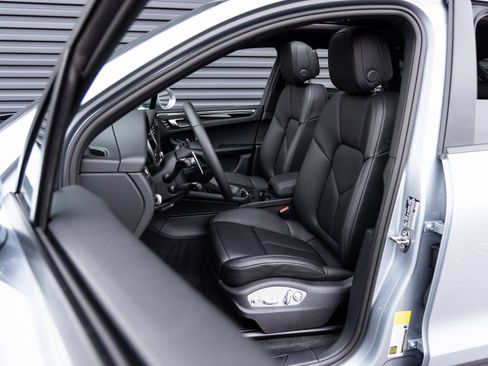 Certified 2026 Porsche Macan AWD/4WD image 5